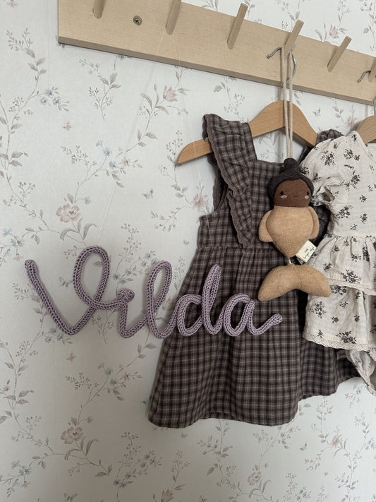 Personlig namnskylt – stickat namn i valfri färg