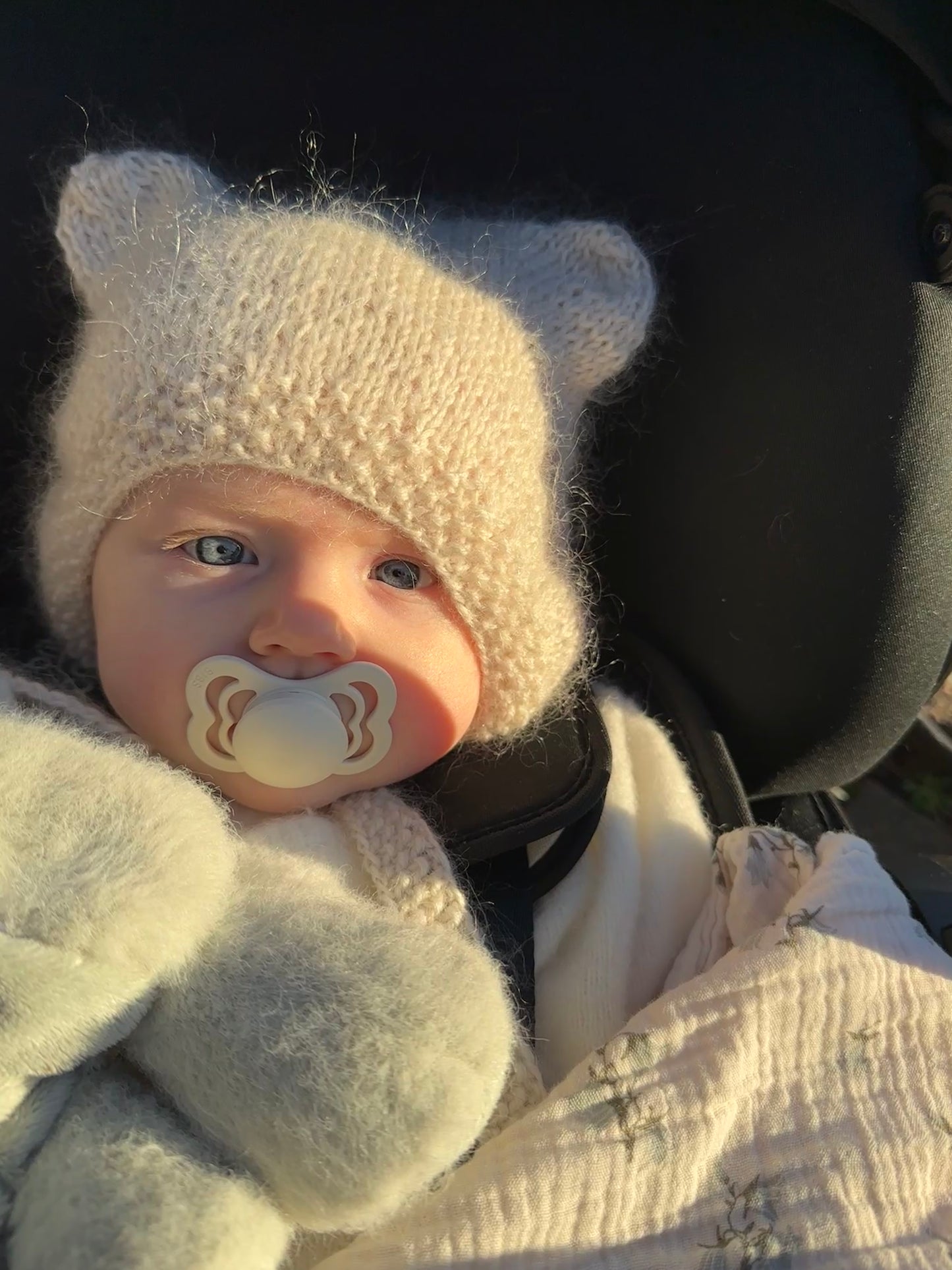 Handstickad - björnmössan