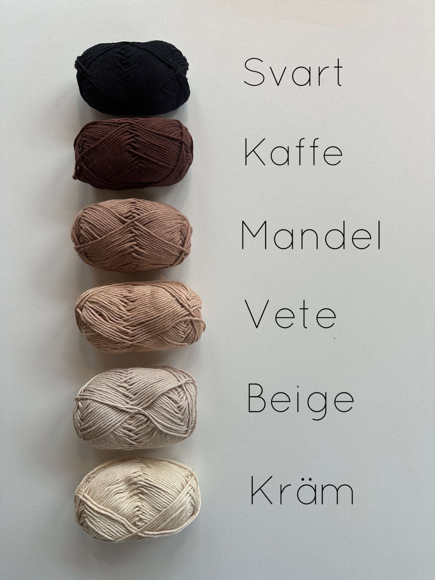 Personlig namnskylt – stickat namn i valfri färg